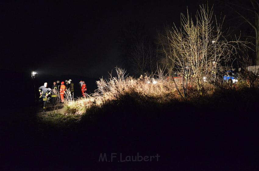 Einsatz BF Koeln PKW im Rhein Mondorf Hersel P020.JPG